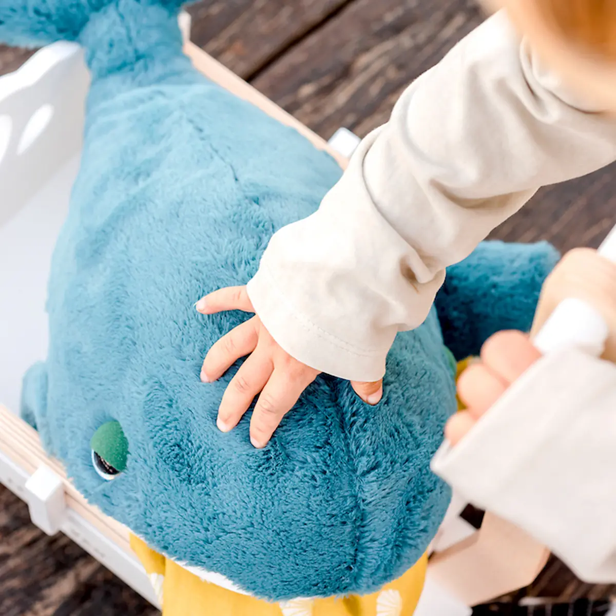 Kind streichelt blauen Kuschelwal Hurley – O.B. Designs