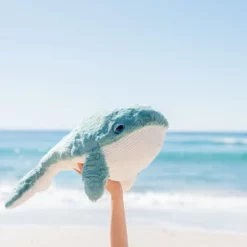 Kuschelwal Hurley vor dem Meer – O.B. Designs