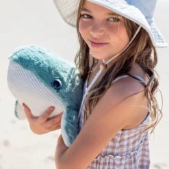 Kind mit Kuschelwal Hurley – O.B. Designs