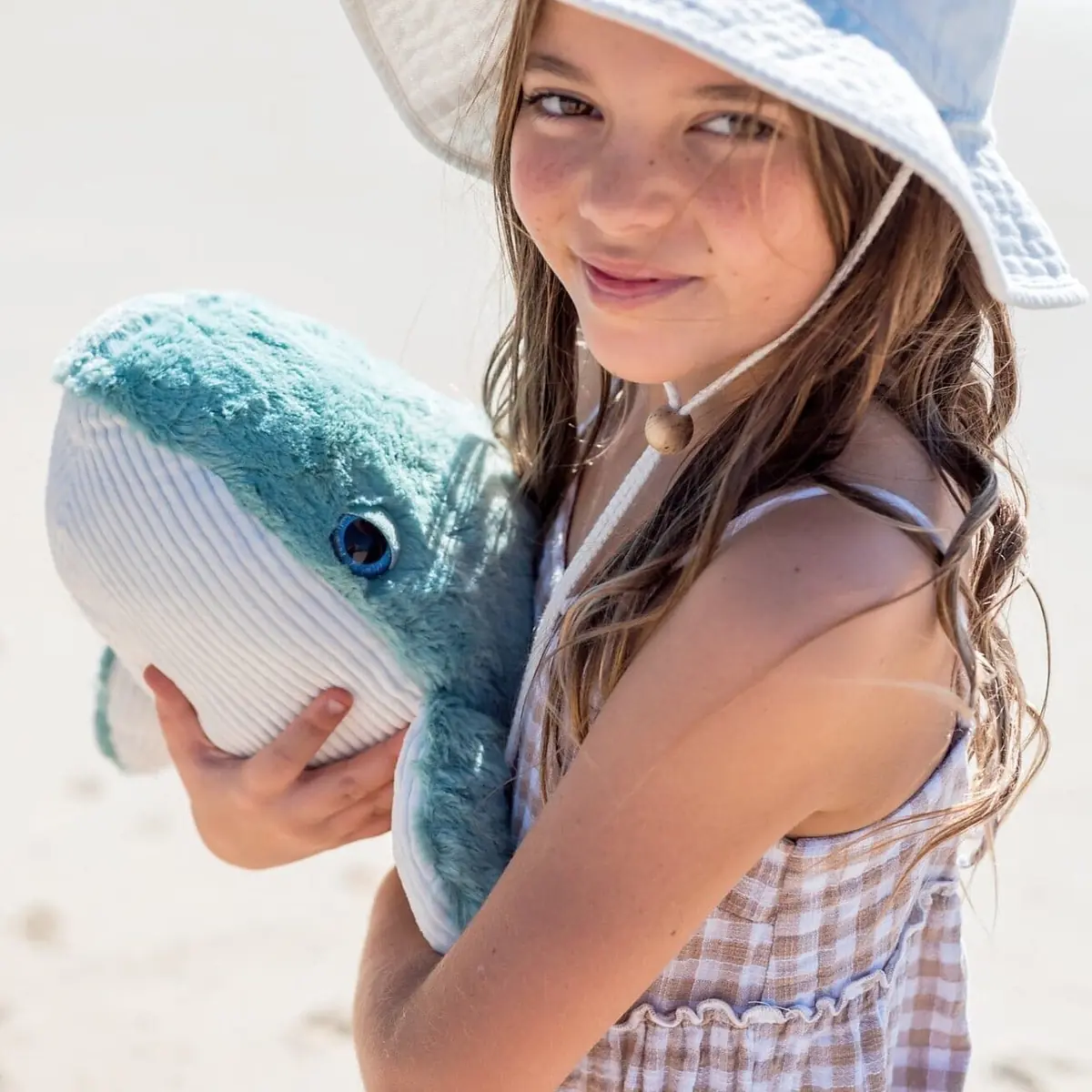 Kind mit Kuschelwal Hurley – O.B. Designs